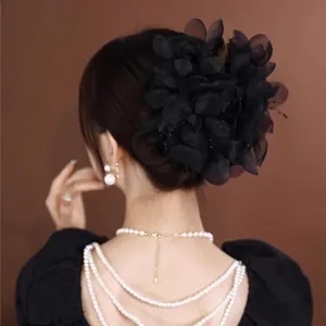 Grande pince à cheveux élégante en tulle noir avec un design floral multicouche