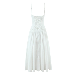 Robe longue blanche élégante avec laçage croisé au dos et détails plissés raffinés