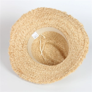 Détail du chapeau en paille de raphia avec bords effilochés et ruban de confort interne