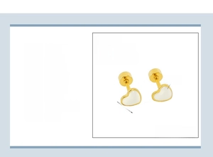 Détail de boucles d'oreilles cœur en émail blanc de 6mm avec placage en or 18 carats