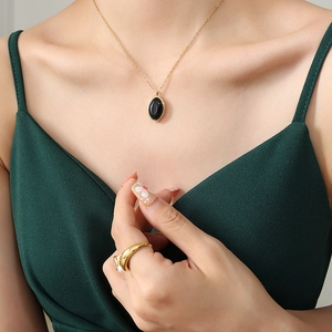 Collier vintage plaqué or avec pendentif ovale noir et bague en perles assortie