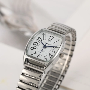 Montre à quartz tonneau argentée classique avec cadran blanc et bracelet extensible