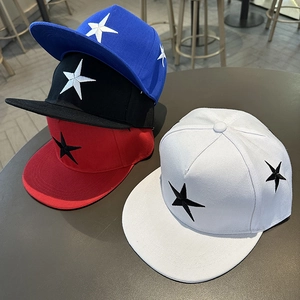 Casquettes de baseball à bord plat avec broderie d'étoile en bleu, noir, rouge et blanc