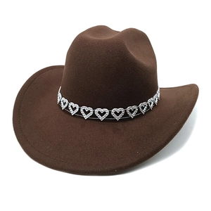 Chapeau de cowboy marron foncé en feutre avec bandeau décoratif à cœurs argentés élégants