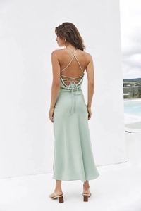 Dettaglio elegante vestito lungo in raso verde menta con schiena scoperta e spalline