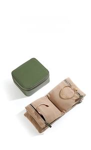 Details von dunkelgrüner Leder-Schmuckschatulle und khakifarbener faltbarer Schmucktasche