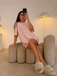 T-shirt oversize en coton rose avec imprimé de lettres artistiques pour un style décontracté