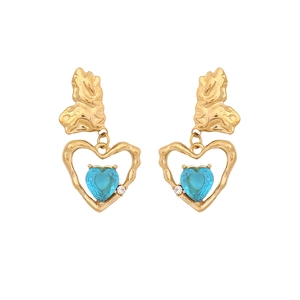 Boucles d'oreilles cœur dorées avec pierres bleu clair et petits diamants blancs
