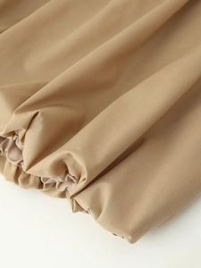 Vue macro des poignets élastiques de l'ensemble kaki montrant le détail du tissu en coton