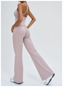 Détail du pantalon de yoga évasé à taille haute et du haut dos nageur rose poudré avec coutures