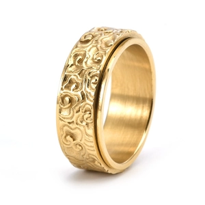 Vue macro détaillée de la bague en acier doré vintage avec motifs de nuages en relief