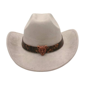 Dettaglio della fibbia in metallo a testa di leopardo su un cappello cowboy in pelle