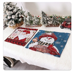 Gros plan de sets de table de Noël avec motifs tricotés de Père Noël et bonhomme de neige