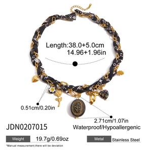 Vue détaillée du collier vintage avec breloques en acier inoxydable et dimensions du produit