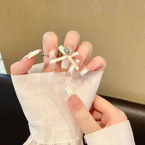 Französischer Stil Press-on Nägel mit 3D-Rosen und Glitzerherz auf Model-Händen