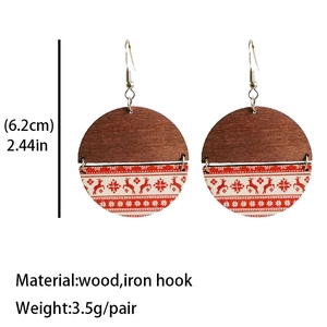 Detail of Christmas earrings with wood texture, reindeer pattern, and size dimensions