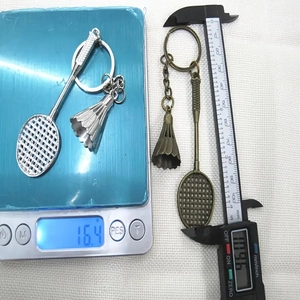 Measurement of metal badminton racket keychain showing 109.6mm length and 16.4g weight