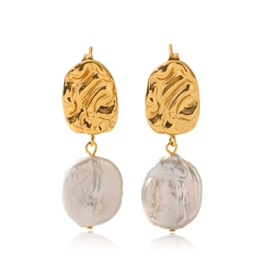 Gros plan détaillé de boucles d'oreilles dorées avec perles baroques irrégulières
