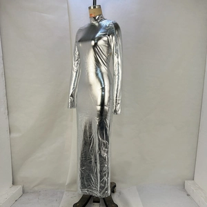 Détail d'une robe moulante argentée métallisée montrant le tissu brillant effet liquide