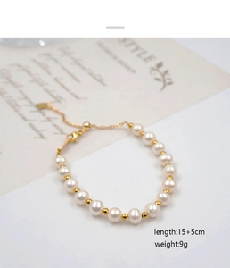 Dettaglio del bracciale con perle d'acqua dolce, distanziatori dorati e catena regolabile