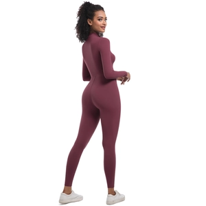 Vue latérale d'un body de yoga bordeaux extensible montrant la coupe sculptante et le dos