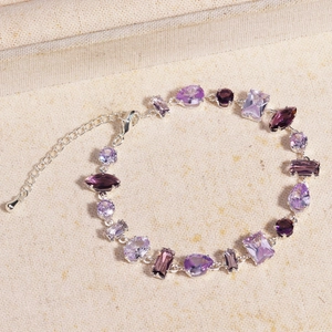 Détails de ce bracelet avec pierres violettes aux tailles variées et chaîne en argent