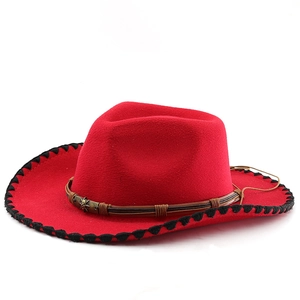 Chapeau de cowboy rouge en feutre avec ruban tressé marron et ornement de crâne