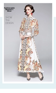 Détail de la robe longue à motif paisley avec manches longues et ceinture assortie