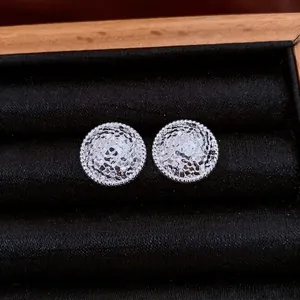 Boucles d'oreilles rondes en argent à texture martelée dans un écrin noir élégant