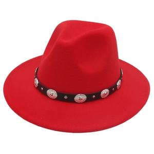 Détail d'un fedora en laine rouge avec bande en cuir noir et boucles métalliques