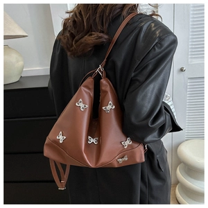 Sac fourre-tout en cuir souple marron avec élégants charms papillons argentés pour femme