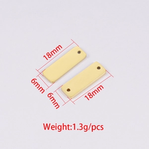 Détail macro du pendentif rectangulaire doré 18x6mm avec dimensions et spécifications