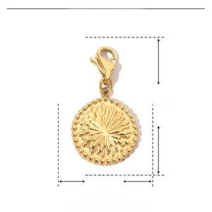 Detailansicht des goldenen Edelstahl-Sonnenanhängers mit Maßen 27 mm x 14 mm und Verschluss