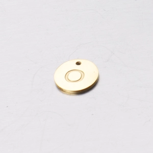 Close-up of a 12mm golden stainless steel round pendant featuring the letter O