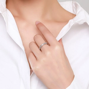 Elegant 925 sterling silver ring for women with single diamond cubic zirconia inlay