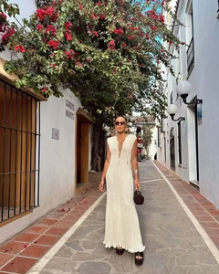 Detail of elegant cream sleeveless maxi dress featuring a V-neck and lace-up bodice