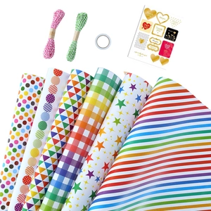 Geschenkpapier-Set zum Geburtstag mit bunten Sternen, Punkten und Geometrie-Mustern