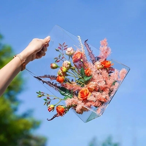 Boîte à fleurs triangulaire en acrylique transparent avec poignée et bouquet décoratif