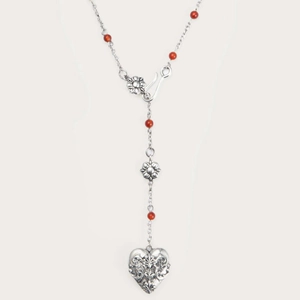 Collier médaillon cœur vintage avec perles rouges et détails floraux en finition argent