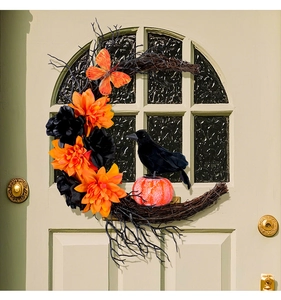 Détail de la couronne d'Halloween en lune avec corbeau noir et fleurs orange vif