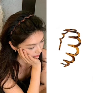 Leopard print wavy headband with teeth for volume, stylish tortoiseshell resin hair accessory
