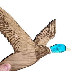 Décoration murale canard volant en bois fait main avec tête bleue et grain naturel