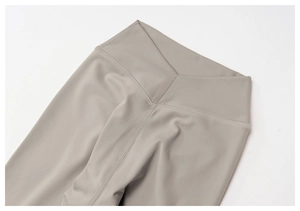 Détail du legging de yoga taille haute avec taille croisée en V et tissu brossé très doux