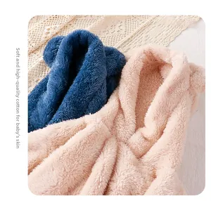 Détail de vestes à capuche en peluche douce pour bébés, coloris bleu marine et rose