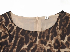 Detail of leopard print dress neckline with invisible zipper and beige lining