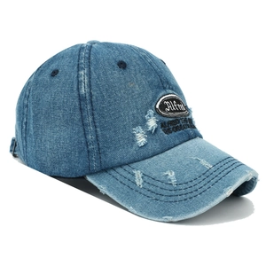 Detailansicht der blauen Denim-Baseballkappe mit Alfred-Stickerei und abgenutzten Kanten