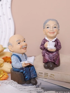 Dettaglio delle statuine di coppia anziana in resina dipinta a mano per decorazione casa