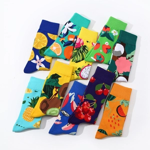 Lot de chaussettes en coton colorées aux motifs de fruits comme citron et fraise