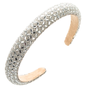 Dettaglio del cerchietto con strass argentati e fodera in velluto beige morbido