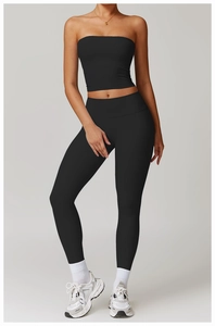 Détail de l'ensemble de yoga noir avec leggings taille haute et haut court serré